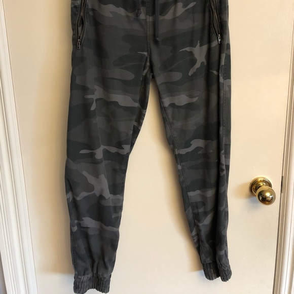 Aritzia TNA Camo Pants - Picture 1 of 2